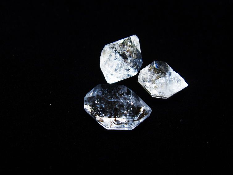 オイルインクォーツ 原石 石油入り 水晶 171-5215