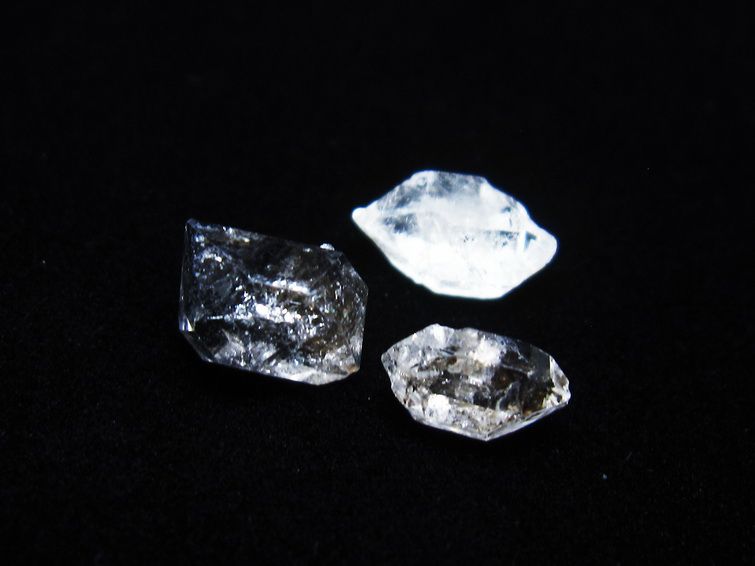 オイルインクォーツ 原石 石油入り 水晶 171-5217