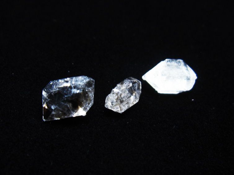 オイルインクォーツ 原石 石油入り 水晶 171-5217