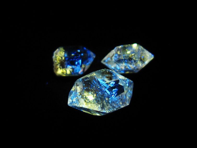 オイルインクォーツ 原石 石油入り 水晶 171-5218