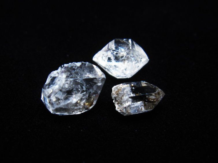 オイルインクォーツ 原石 石油入り 水晶 171-5218