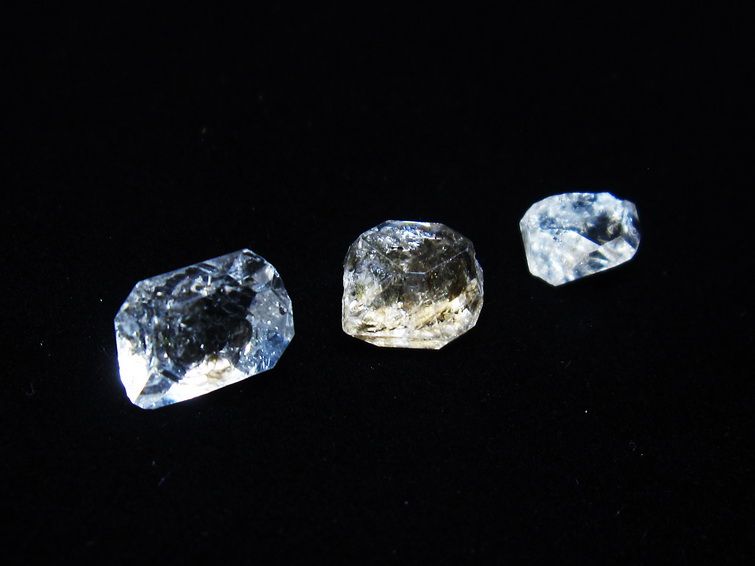 オイルインクォーツ 原石 石油入り 水晶 171-5220