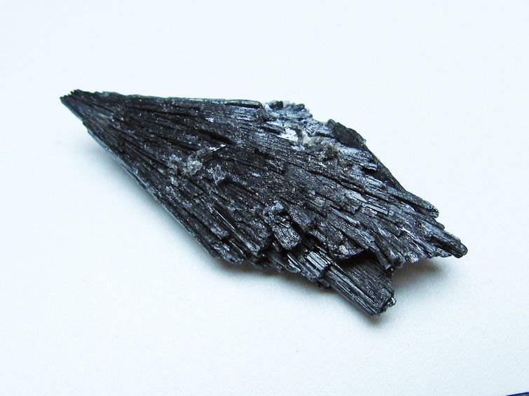 ブラック カイヤナイト 原石 一点物 171-7478