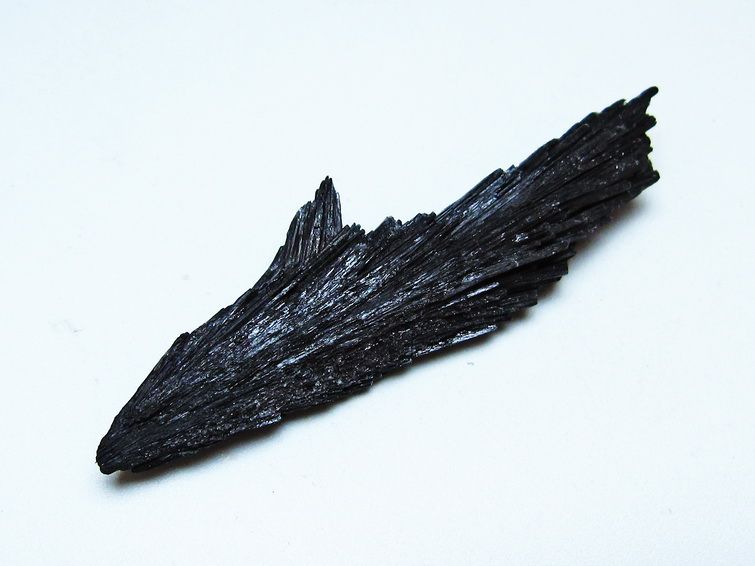 ブラック カイヤナイト 原石 一点物 171-7529