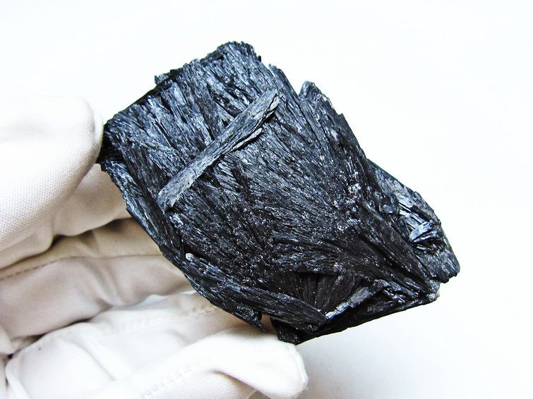 ブラック カイヤナイト 原石 一点物 171-7534