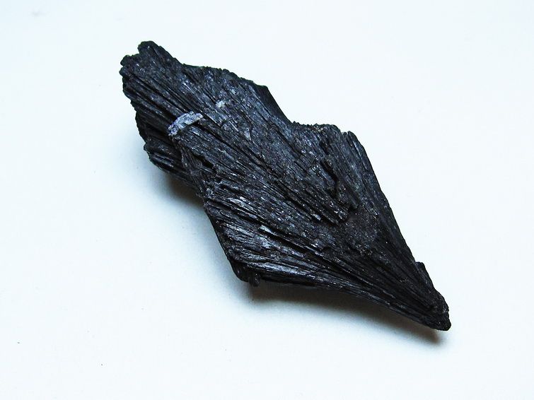 ブラック カイヤナイト 原石 一点物 171-7537