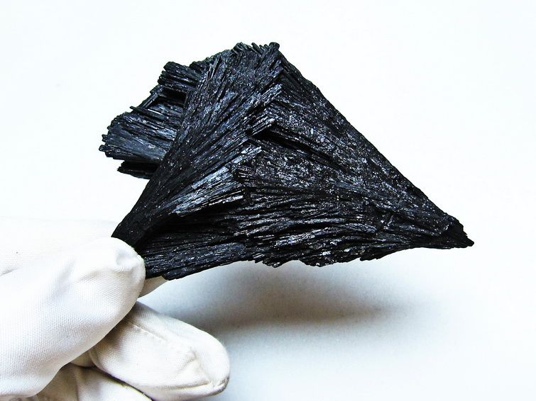 ブラック カイヤナイト 原石 一点物 171-7572
