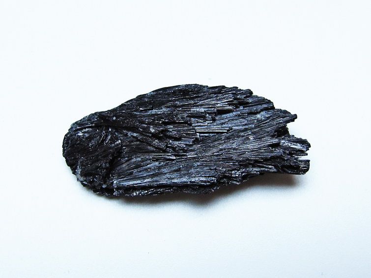 ブラック カイヤナイト 原石 一点物 171-7610