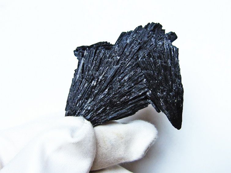 ブラック カイヤナイト 原石 一点物 171-7611