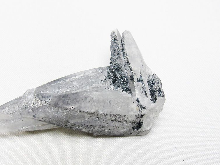 レーザークリスタル 水晶 クラスター 水晶 原石 スティブナイト 輝安鉱入り 一点物 172-3334