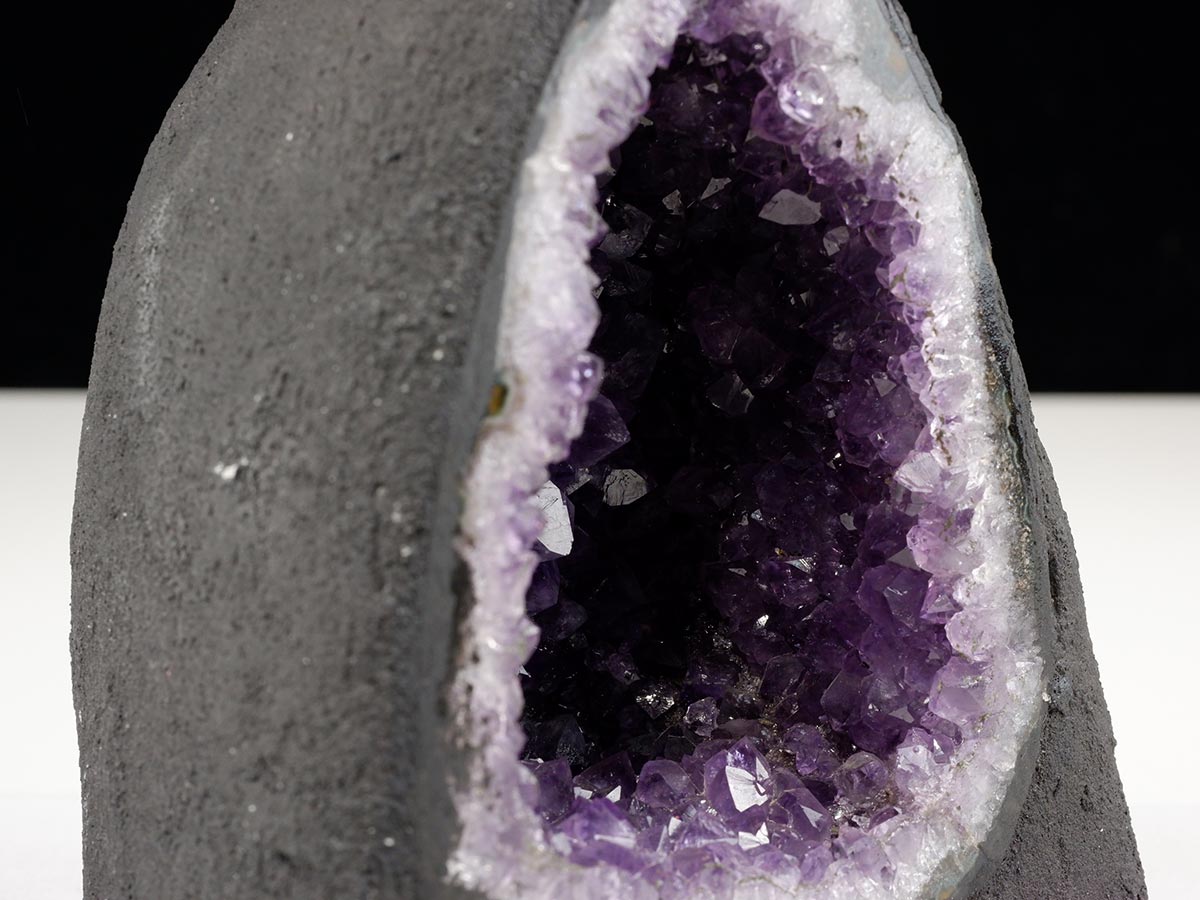 アメジストドーム 1.8Kg ウルグアイ産 アメジスト ドーム ジオード 原石 置物 カペーラ 一点物  174-2262