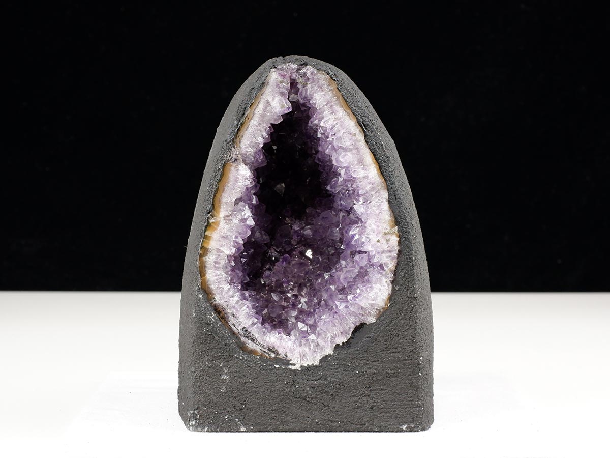 アメジストドーム 2Kg ウルグアイ産 アメジスト ドーム ジオード 原石 置物 カペーラ 一点物  174-2265[sold out]