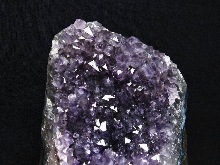 1.5Kg アメジスト クラスター ウルグアイ産 紫水晶 アメシスト 原石 amethyst 台座付属 カルサイト付き 一点物  182-6105