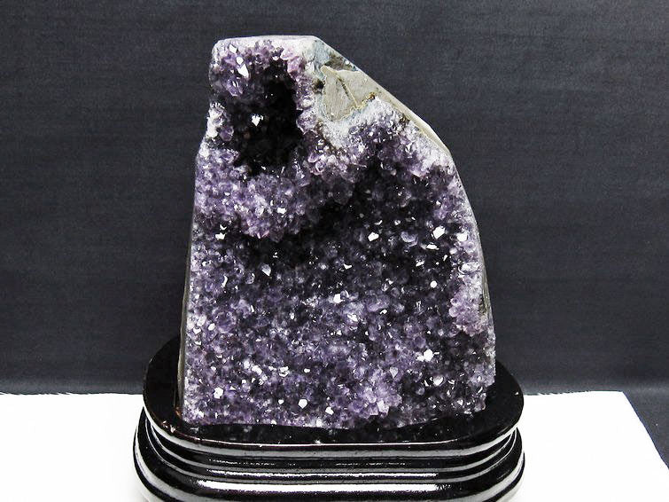 1.6Kg アメジスト クラスター ウルグアイ産 アメジスト 原石 amethyst 台座付属 花型 一点物  182-6435