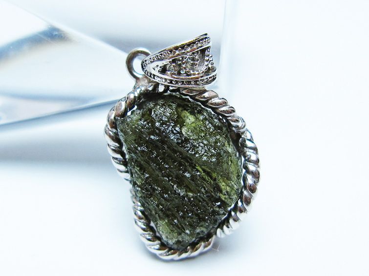 モルダバイト ペンダント 原石 ペンダントトップ 199-398