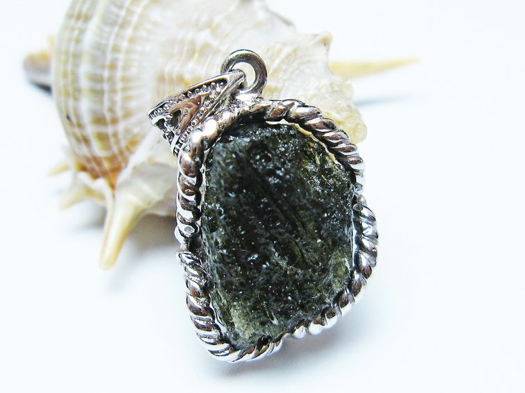 モルダバイト ペンダント 原石 ペンダントトップ 199-398