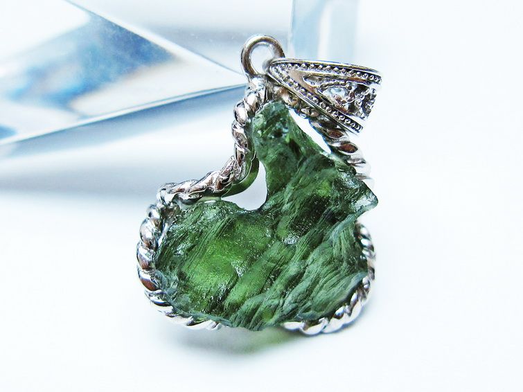 モルダバイト ペンダント 原石 ペンダントトップ 199-399