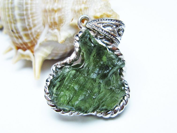 モルダバイト ペンダント 原石 ペンダントトップ 199-399