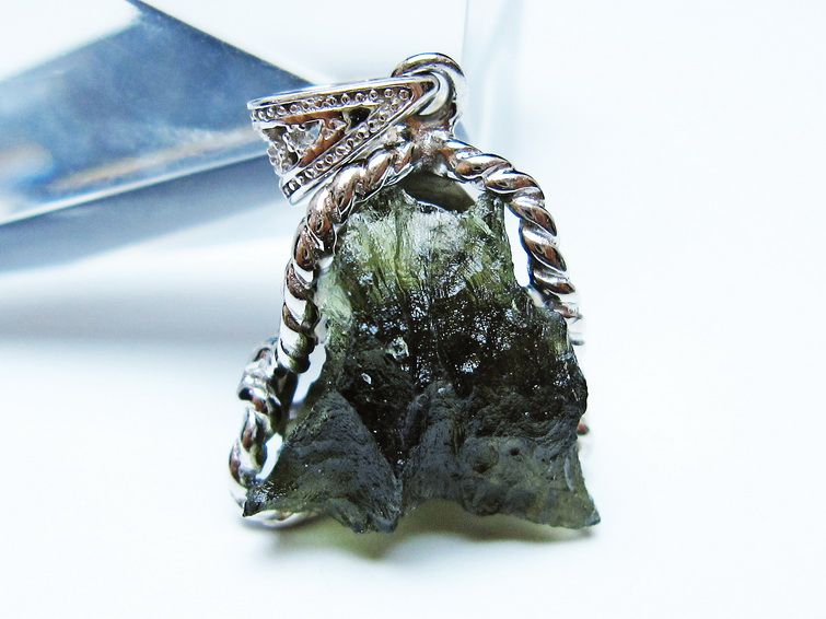 モルダバイト ペンダント 原石 ペンダントトップ 199-400