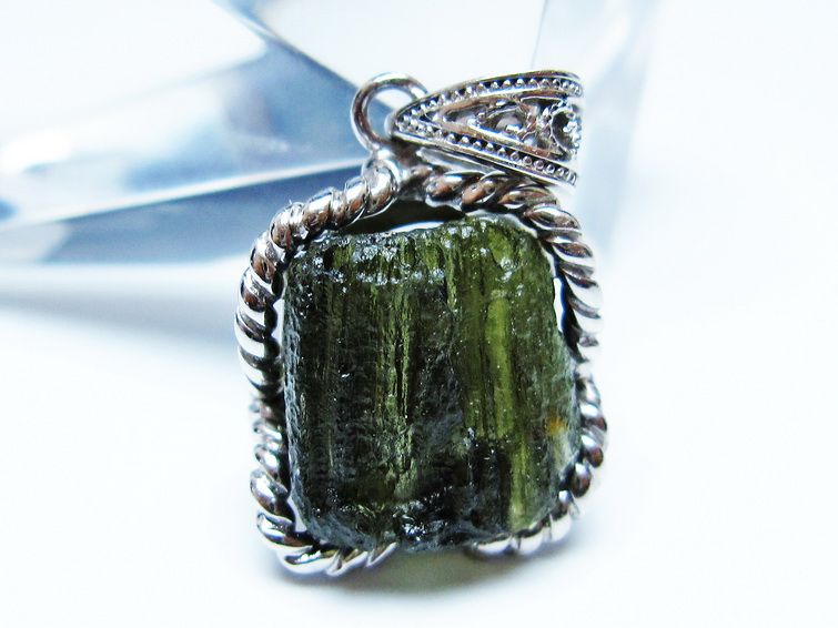 モルダバイト ペンダント 原石 ペンダントトップ 199-401