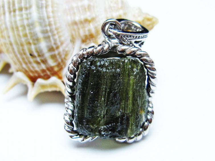 モルダバイト ペンダント 原石 ペンダントトップ 199-401