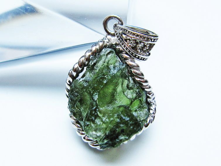 モルダバイト ペンダント 原石 ペンダントトップ 199-402