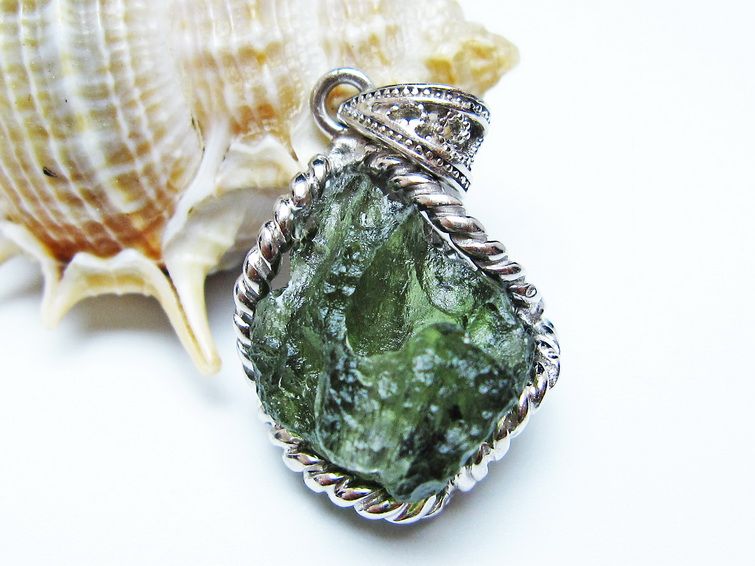 モルダバイト ペンダント 原石 ペンダントトップ 199-402