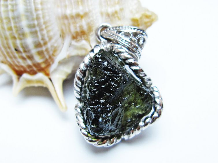 モルダバイト ペンダント 原石 ペンダントトップ 199-403