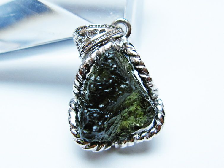 モルダバイト ペンダント 原石 ペンダントトップ 199-403