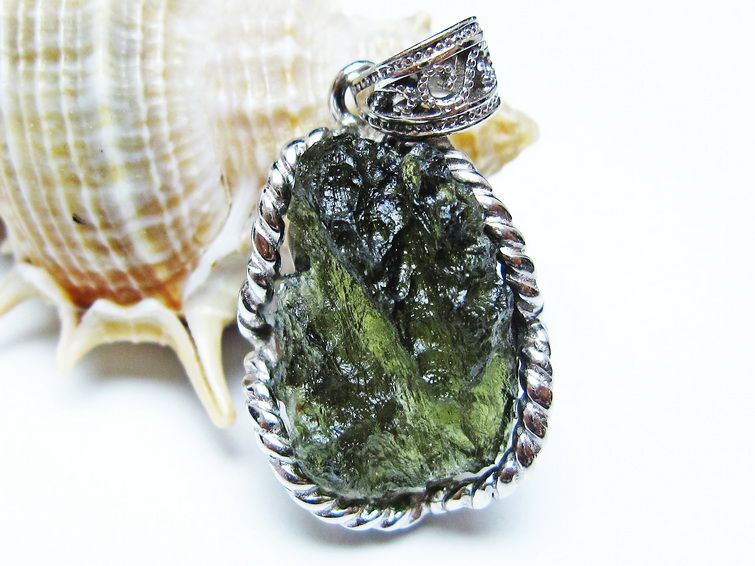 モルダバイト ペンダント 原石 ペンダントトップ 199-404