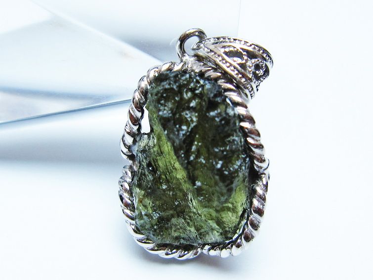 モルダバイト ペンダント 原石 ペンダントトップ 199-404