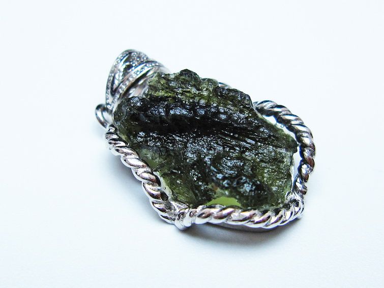 モルダバイト ペンダント 原石 ペンダントトップ 199-404