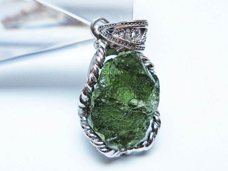 モルダバイト ペンダント 原石 ペンダントトップ 199-405