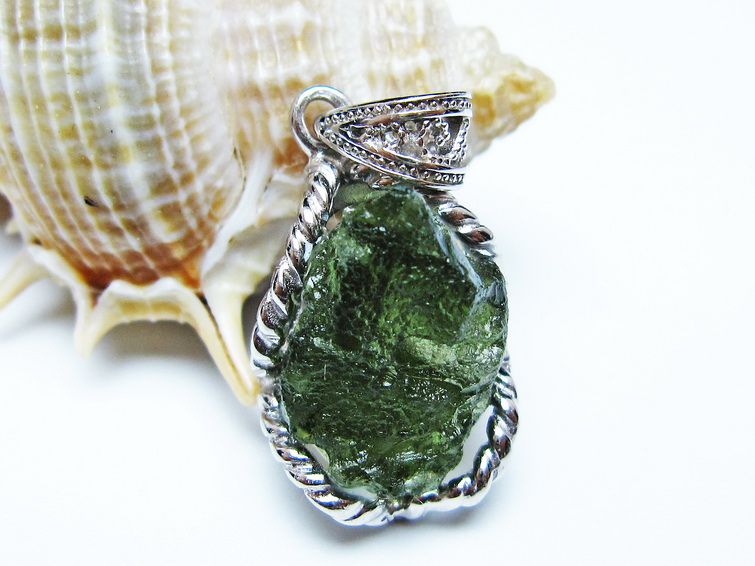 モルダバイト ペンダント 原石 ペンダントトップ 199-405