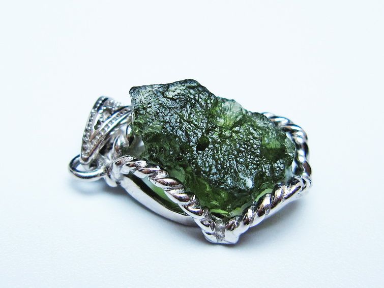 モルダバイト ペンダント 原石 ペンダントトップ 199-405