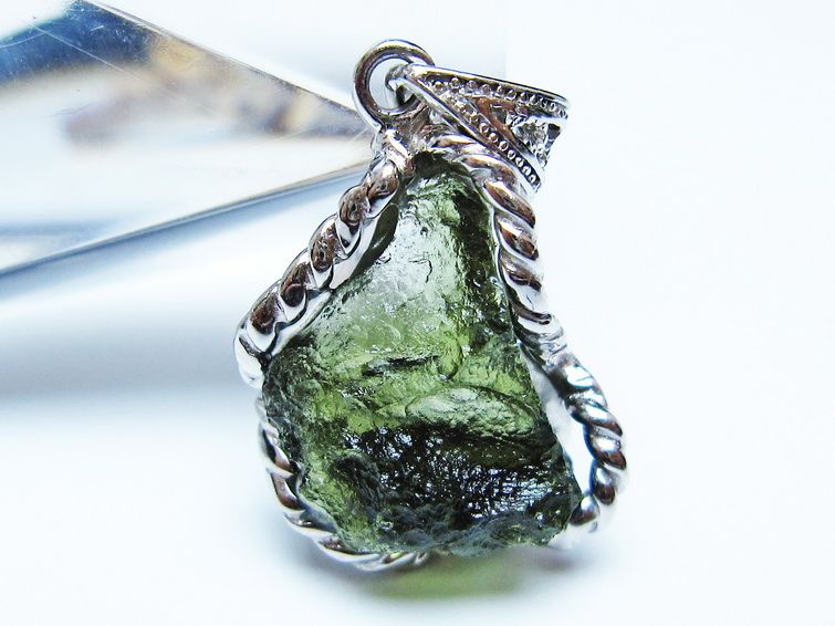 モルダバイト ペンダント 原石 ペンダントトップ 199-406