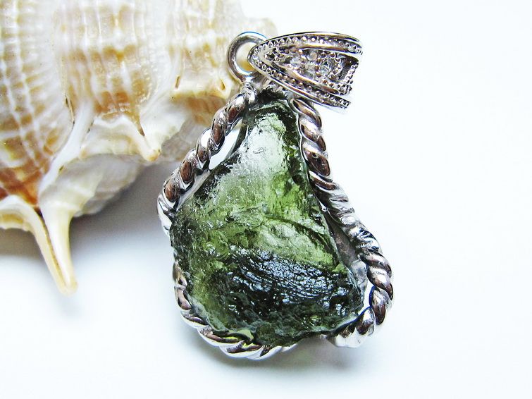 モルダバイト ペンダント 原石 ペンダントトップ 199-406