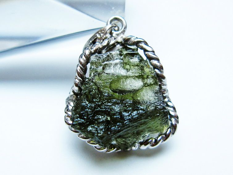 モルダバイト ペンダント 原石 ペンダントトップ 199-407