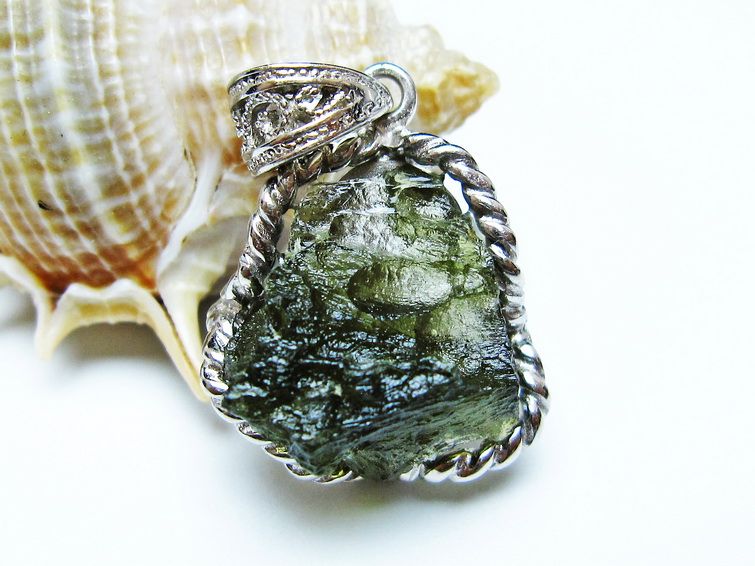 モルダバイト ペンダント 原石 ペンダントトップ 199-407