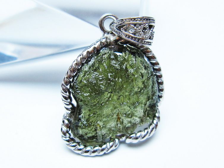 モルダバイト ペンダント 原石 ペンダントトップ 199-408