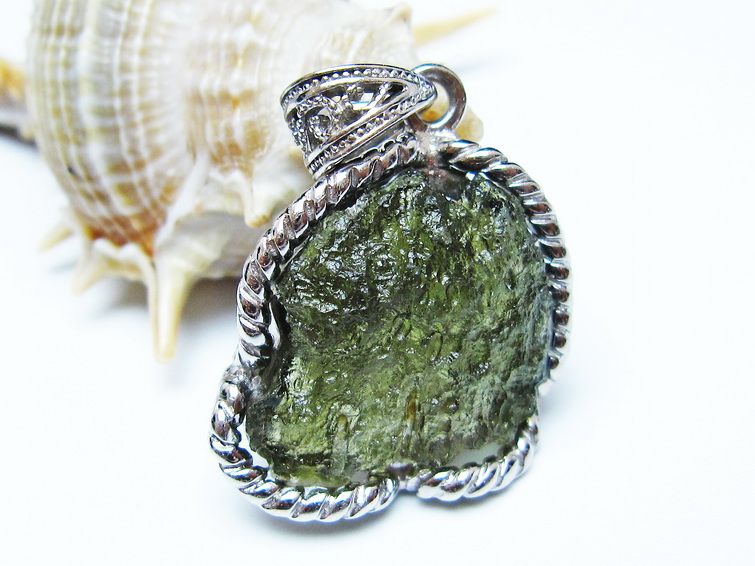 モルダバイト ペンダント 原石 ペンダントトップ 199-408