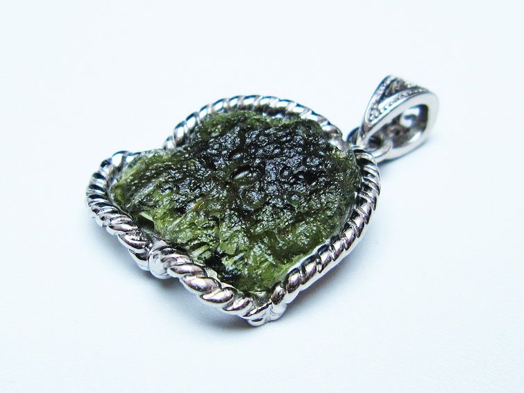 モルダバイト ペンダント 原石 ペンダントトップ 199-408