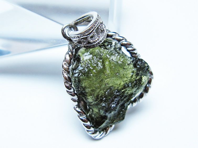 モルダバイト ペンダント 原石 ペンダントトップ 199-409