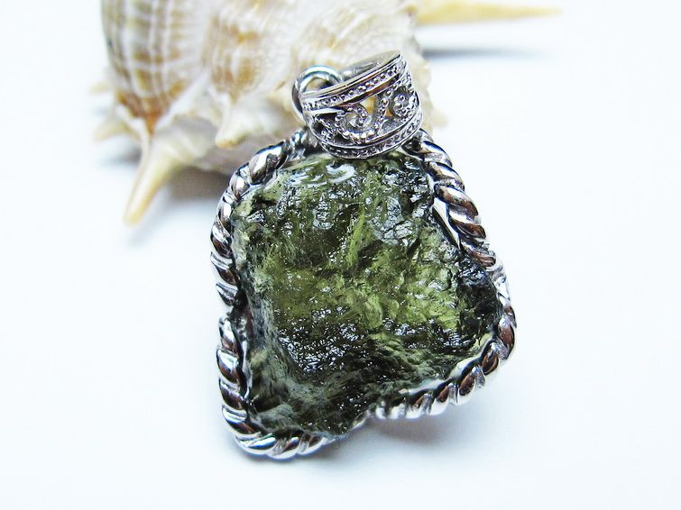 モルダバイト ペンダント 原石 ペンダントトップ 199-409