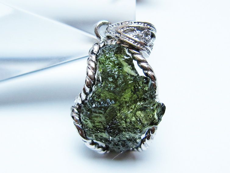 モルダバイト ペンダント 原石 ペンダントトップ 199-410