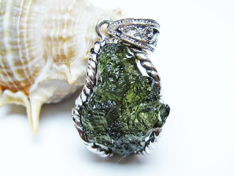 モルダバイト ペンダント 原石 ペンダントトップ 199-410