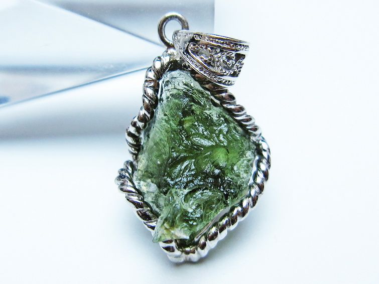 モルダバイト ペンダント 原石 ペンダントトップ 199-411