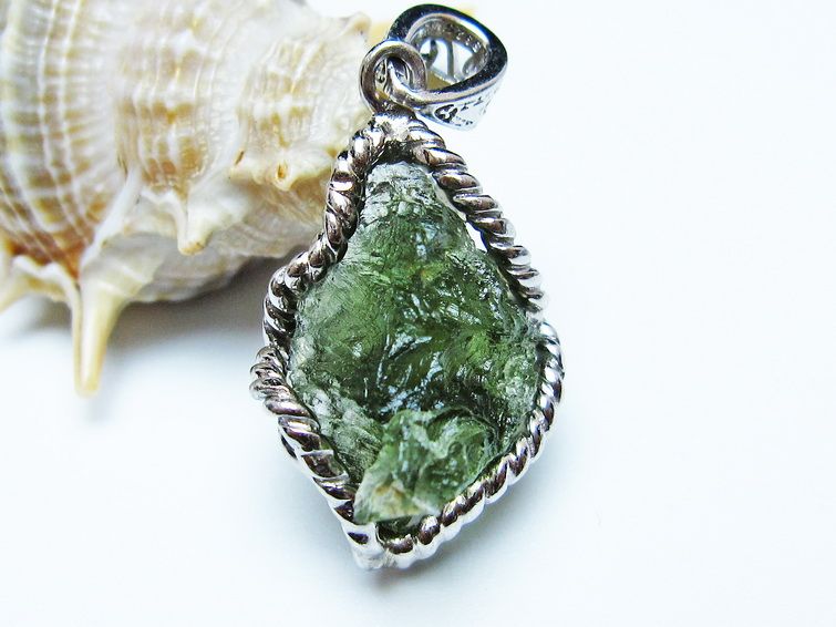 モルダバイト ペンダント 原石 ペンダントトップ 199-411