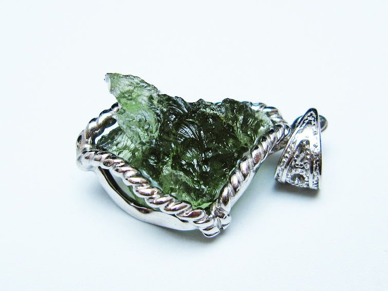 モルダバイト ペンダント 原石 ペンダントトップ 199-411