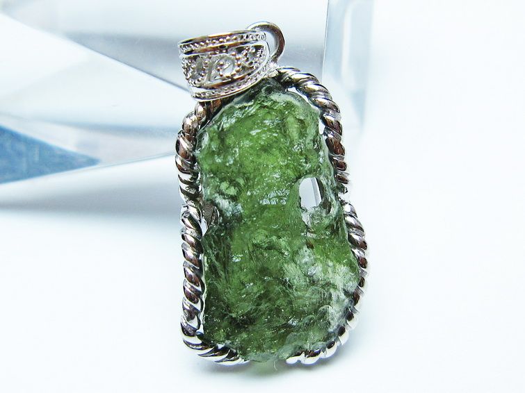 モルダバイト ペンダント 原石 ペンダントトップ 199-412